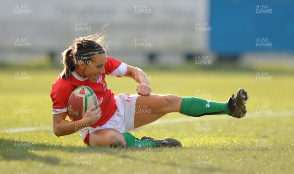 14.02.10 - Wales Women v Scotland Women- Womens Six Nations 2010 - Non Evans of Wales runs in to score try. 