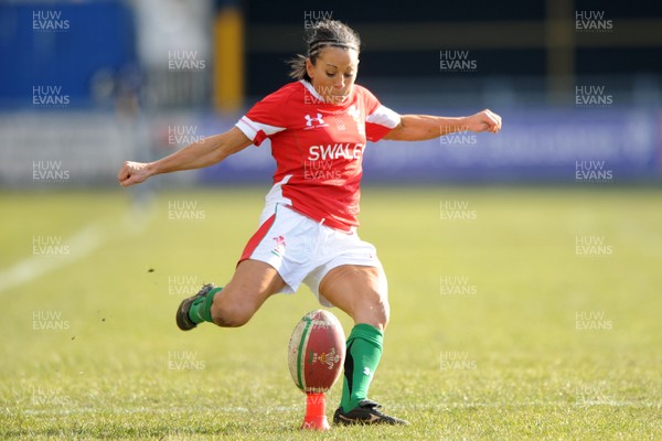 14.02.10 - Wales Women v Scotland Women- Womens Six Nations 2010 - Non Evans of Wales. 