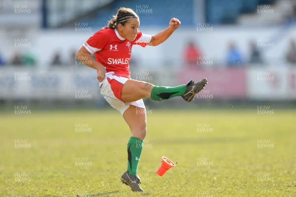 14.02.10 - Wales Women v Scotland Women- Womens Six Nations 2010 - Non Evans of Wales. 