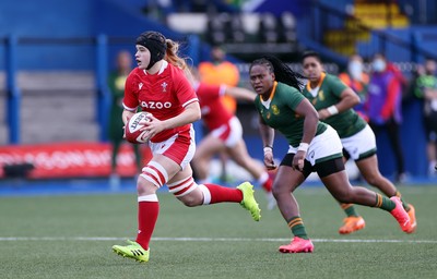 131121 - Wales Women v South Africa Women - Autumn Internationals - Bethan Lewis of Wales makes a break