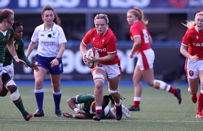 131121 - Wales Women v South Africa Women - Autumn Internationals - Alisha Butchers of Wales makes a break