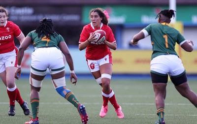 131121 - Wales Women v South Africa Women - Autumn Internationals - Georgia Evans of Wales