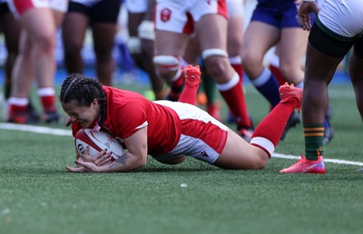 131121 - Wales Women v South Africa Women - Autumn Internationals - Ffion Lewis of Wales scores a try