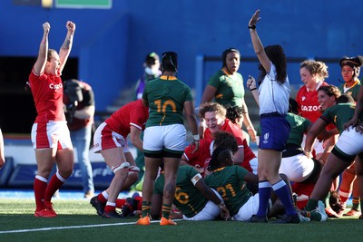 131121 - Wales Women v South Africa Women - Autumn Internationals - Carys Phillips of Wales scores a try as team mates around her celebrate