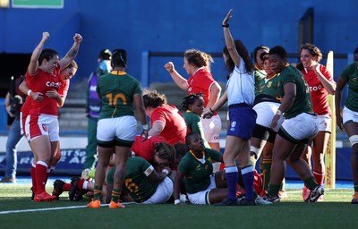 131121 - Wales Women v South Africa Women - Autumn Internationals - Carys Phillips of Wales scores a try as team mates around her celebrate