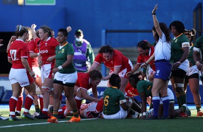 131121 - Wales Women v South Africa Women - Autumn Internationals - Carys Phillips of Wales scores a try as team mates around her celebrate