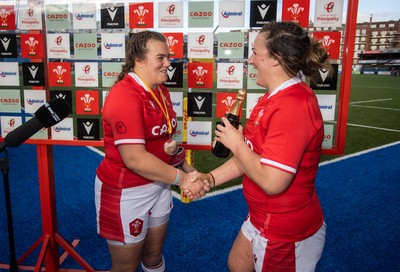 131121 - Wales Women v South Africa Women - Autumn Internationals - Carys Phillips is given her player of the match medal by captain Siwan Lillicrap of Wales