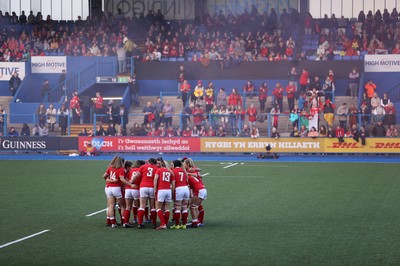 131121 - Wales Women v South Africa Women - Autumn Internationals - Wales team huddle