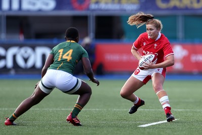 131121 - Wales Women v South Africa Women - Autumn Internationals - Niamh Terry of Wales is challenged by Nomawethu Mabenge of South Africa