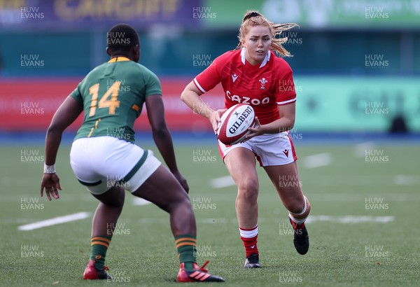 131121 - Wales Women v South Africa Women - Autumn Internationals - Niamh Terry of Wales is challenged by Nomawethu Mabenge of South Africa