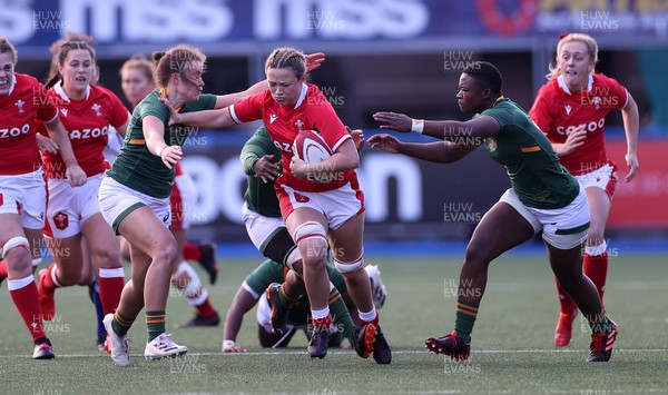 131121 - Wales Women v South Africa Women - Autumn Internationals - Alisha Butchers of Wales is tackled by Lindelwa Gwala and Nomawethu Mabenge of South Africa