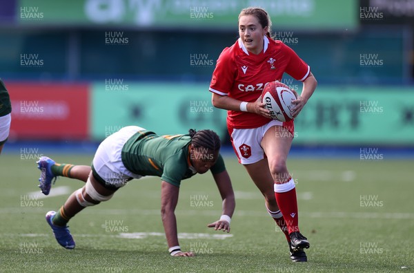 131121 - Wales Women v South Africa Women - Autumn Internationals - Caitlin Lewis of Wales makes a break