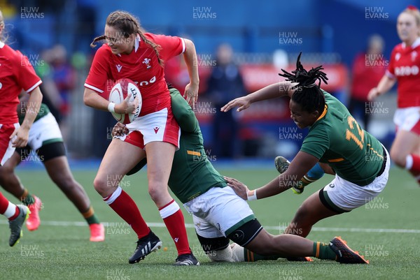 131121 - Wales Women v South Africa Women - Autumn Internationals - Caitlin Lewis of Wales is tackled by Sizophila Solontsi and Chumisa Qawe of South Africa