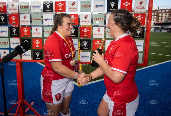 131121 - Wales Women v South Africa Women - Autumn Internationals - Carys Phillips is given her player of the match medal by captain Siwan Lillicrap of Wales
