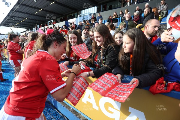 131121 - Wales Women v South Africa Women - Autumn Internationals - Georgia Evans of Wales signs autographs