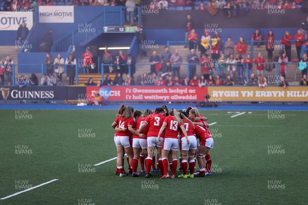 131121 - Wales Women v South Africa Women - Autumn Internationals - Wales team huddle