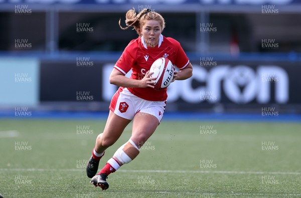 131121 - Wales Women v South Africa Women - Autumn Internationals - Niamh Terry of Wales