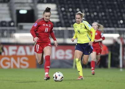 250225 - Wales v Sweden - UEFA Women's Nations League - Hannah Cain of Wales takes on Hanna Lundkvist of Sweden