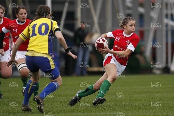 28.11.09 Wales v Sweden - Womens' Rugby International -  Wales' Elinor Snowsill looks to spread the ball wide. 