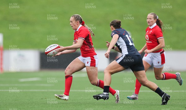300923 - Wales Women v USA Women, International Test Match - Hannah Jones of Wales feeds the ball out