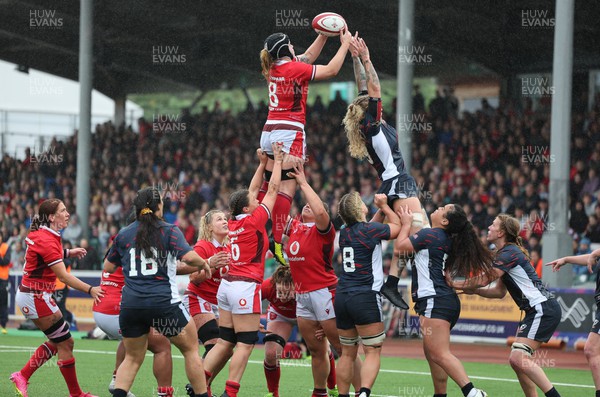 300923 - Wales Women v USA Women, International Test Match - Bethan Lewis of Wales wins line out