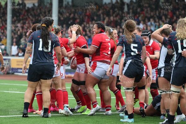 300923 - Wales Women v USA Women, International Test Match - Wales drive towards the line to score try