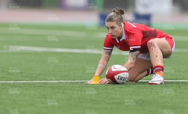 300923 - Wales Women v USA Women, International Test Match - Keira Bevan of Wales tees up a kick