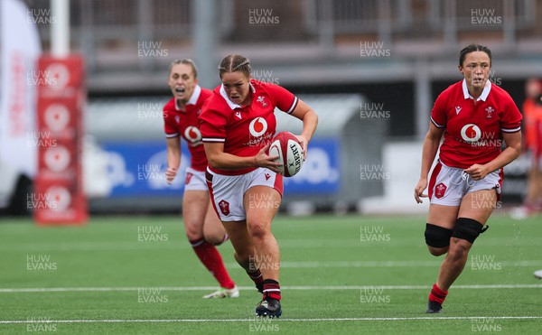 300923 - Wales Women v USA Women, International Test Match - Kelsey Jones of Wales breaks away