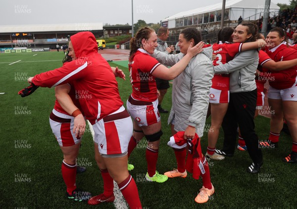 300923 - Wales Women v USA Women, International Test Match - Wales players congratulate each other at the end of the match