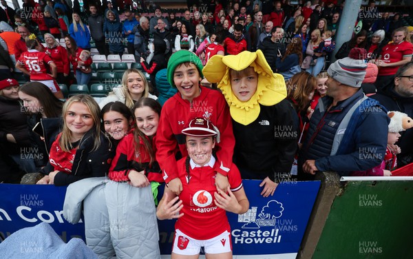 300923 - Wales Women v USA Women, International Test Match - Nel Metcalfe of Wales with family and friends at the end of the match