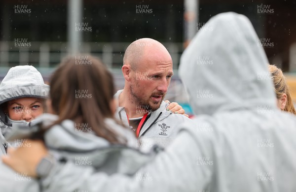 300923 - Wales Women v USA Women, International Test Match - Wales forwards coach Mike Hill speaks to the team during warm up