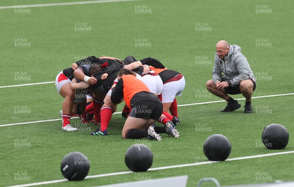 300923 - Wales Women v USA Women, International Test Match - Wales forwards coach Mike Hill looks on as the team scrummages during warm up