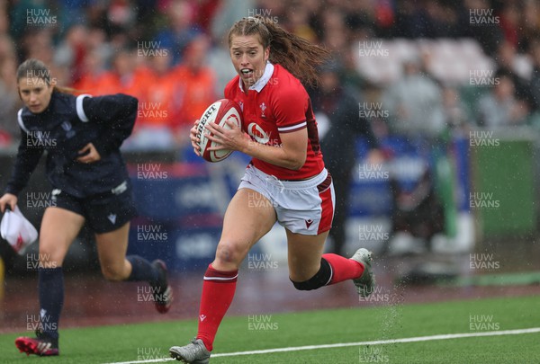 300923 - Wales Women v USA Women, International Test Match - Lisa Neumann of Wales races in to score try