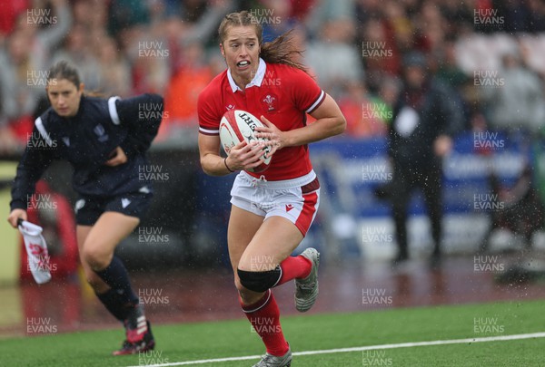 300923 - Wales Women v USA Women, International Test Match - Lisa Neumann of Wales races in to score try