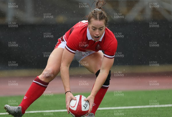 300923 - Wales Women v USA Women, International Test Match - Lisa Neumann of Wales races in to score try