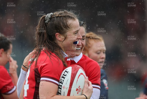 300923 - Wales Women v USA Women, International Test Match - Lisa Neumann of Wales celebrates after she races in to score try