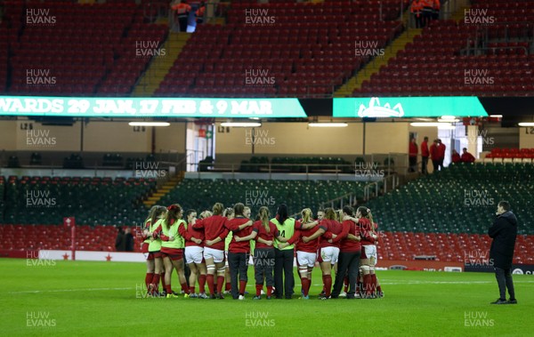 301119 - Wales Women v Women Barbarians - Wales team huddle