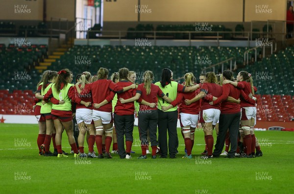 301119 - Wales Women v Women Barbarians - Wales team huddle