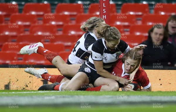 301119 - Wales Women v Women Barbarians - Lisa Neumann of Wales scores a try