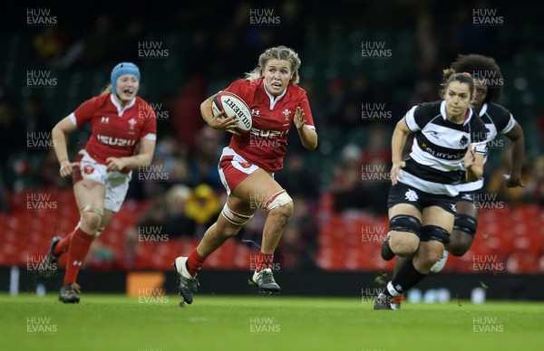 301119 - Wales Women v Women Barbarians - Alex Callender of Wales runs in to score a try