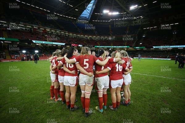 301119 - Wales Women v Women Barbarians - Wales team huddle on the pitch