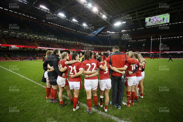 301119 - Wales Women v Women Barbarians - Wales team huddle on the pitch