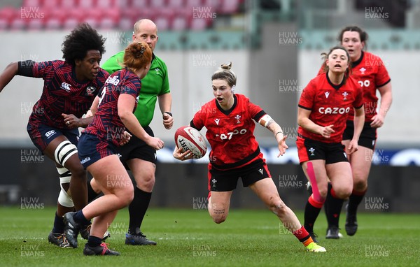 120322 - Wales Women XV v USA Falcons - Keira Bevan of Wales looks for a way through