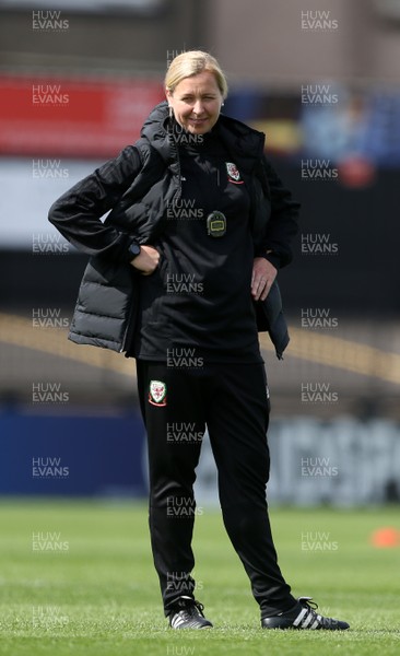300818 - Wales Women Football Training - Wales Manager Jayne Ludlow