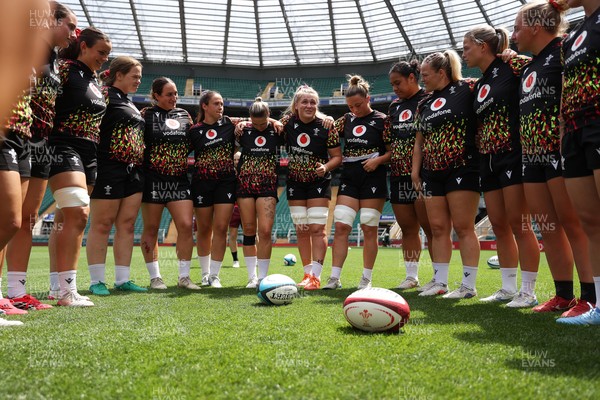 260626 - Wales Womens Rugby Captains Run at Twickenham ahead of their game against the Barbarians tomorrow - Wales team huddle