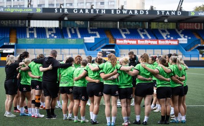 250926 Wales Women Captain’s Run - The Wales Women’ squad huddle up during Captains Run at Cardiff Arms Park ahead of the WXV match against the USA