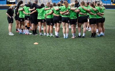 250926 Wales Women Captain’s Run - The Wales Women’ squad huddle up during Captains Run at Cardiff Arms Park ahead of the WXV match against the USA
