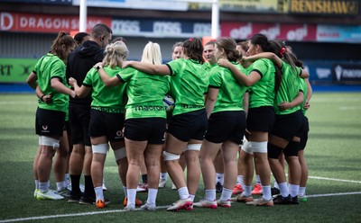 250926 Wales Women Captain’s Run - The Wales Women’ squad huddle up during Captains Run at Cardiff Arms Park ahead of the WXV match against the USA