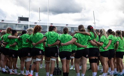 250926 Wales Women Captain’s Run - The Wales Women’ squad huddle up during Captains Run at Cardiff Arms Park ahead of the WXV match against the USA