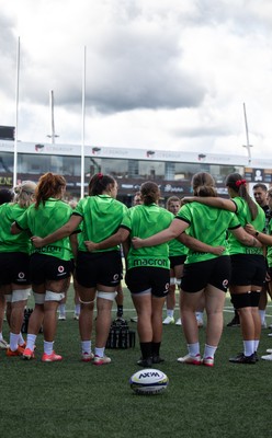 250926 Wales Women Captain’s Run - The Wales Women’ squad huddle up during Captains Run at Cardiff Arms Park ahead of the WXV match against the USA